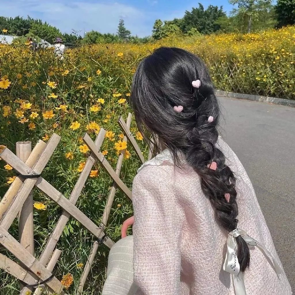他嚣张狂妄，却对她俯首称臣